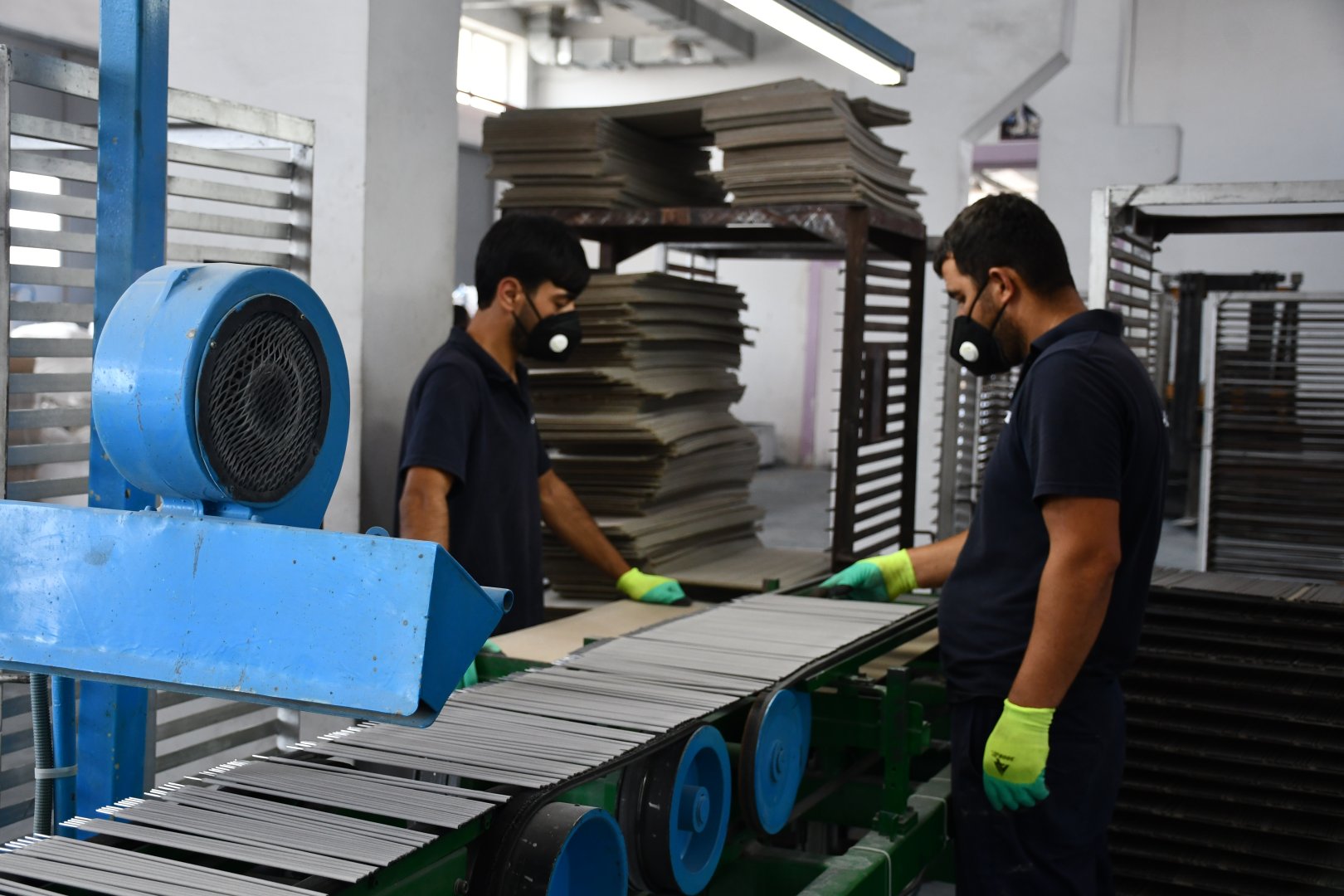 Azərbaycan ilk dəfə olaraq Özbəkistana elektrod ixracına başlayıb (FOTO)