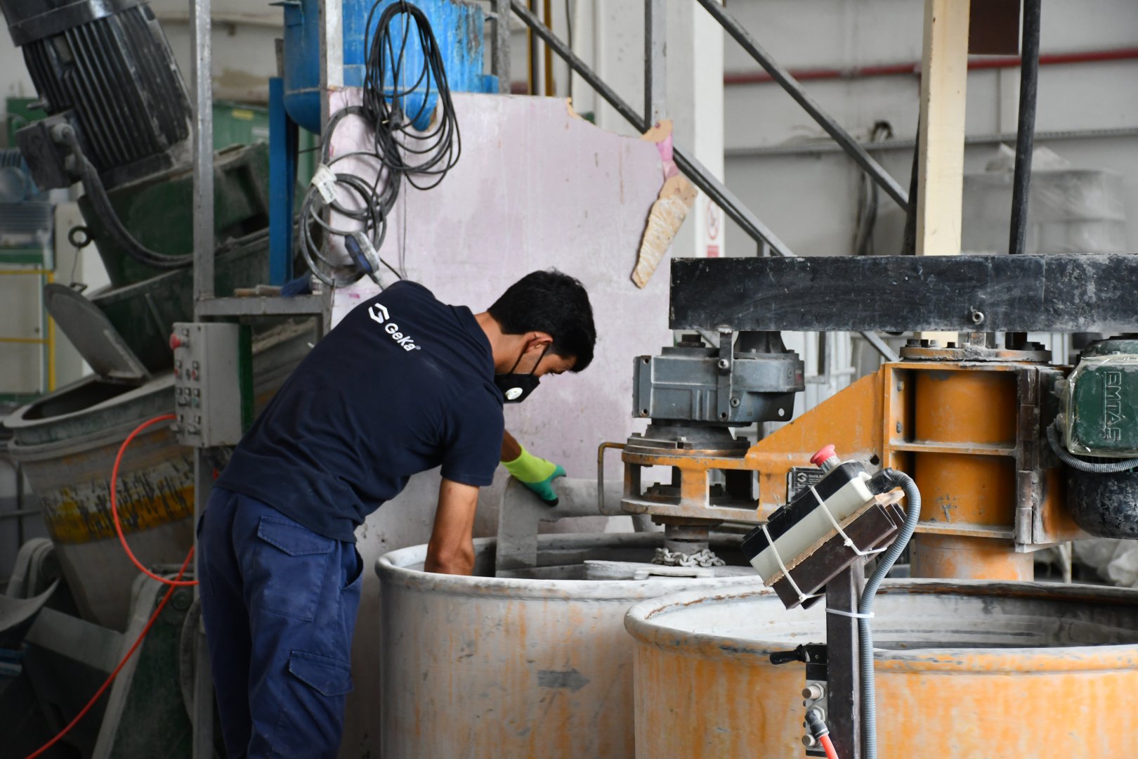 Azərbaycan ilk dəfə olaraq Özbəkistana elektrod ixracına başlayıb (FOTO)