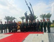 Müdafiə naziri Vyetnamda rəsmi səfərdədir (FOTO)