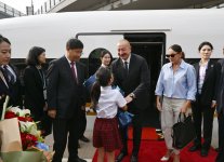 Prezident İlham Əliyev və Birinci xanım Mehriban Əliyeva qatarla Pekinə gəliblər (FOTO/VİDEO)