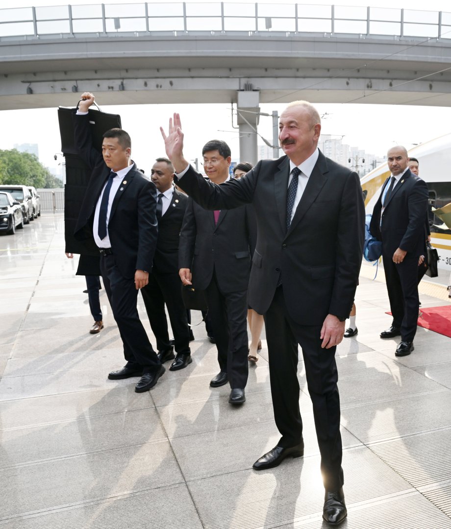 Prezident İlham Əliyev və Birinci xanım Mehriban Əliyeva qatarla Pekinə gəliblər (FOTO/VİDEO)
