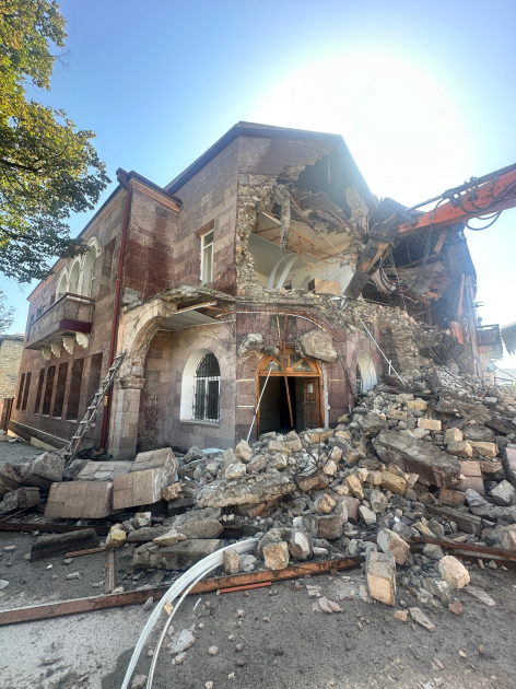 Xankəndidə qondarma rejimin “XİN”inin binasının söküntüsünə başlanılıb (FOTO)