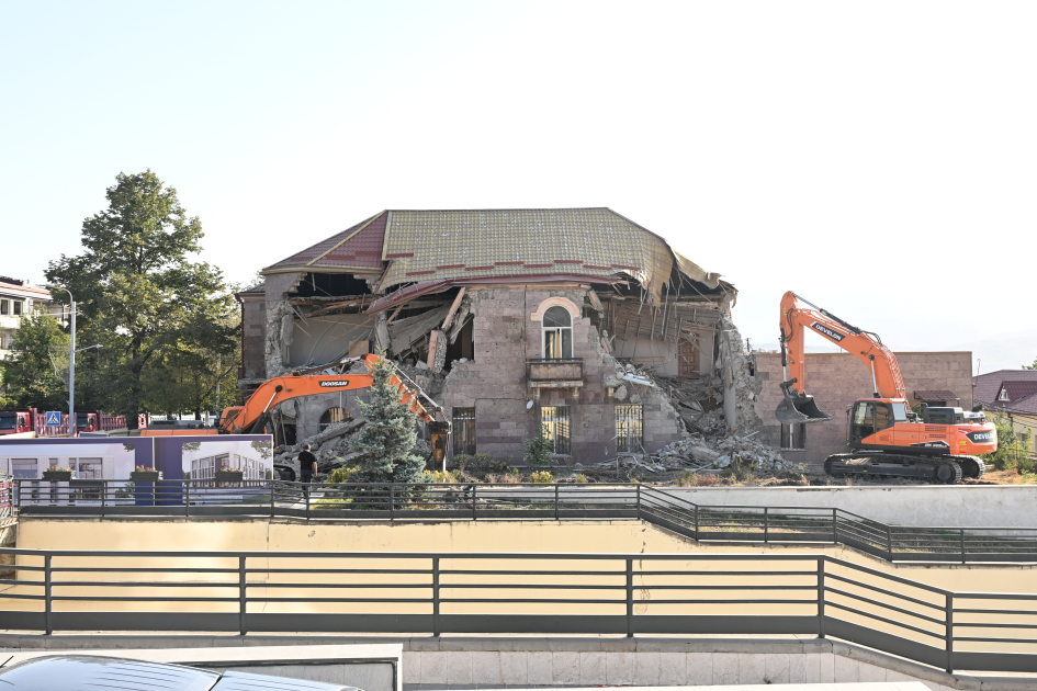 Xankəndidə qondarma rejimin “XİN”inin binasının söküntüsünə başlanılıb (FOTO)