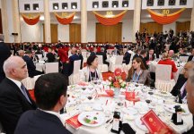 Prezident İlham Əliyev və Birinci xanım Mehriban Əliyeva Pekində keçirilən paradda iştirak edən nümayəndə heyətlərinin başçılarının və xanımlarının şərəfinə ziyafətdə iştirak ediblər (FOTO/VİDEO)