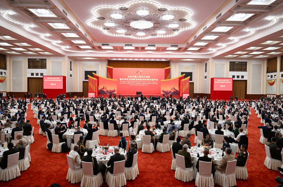 Prezident İlham Əliyev və Birinci xanım Mehriban Əliyeva Pekində keçirilən paradda iştirak edən nümayəndə heyətlərinin başçılarının və xanımlarının şərəfinə ziyafətdə iştirak ediblər (FOTO/VİDEO)