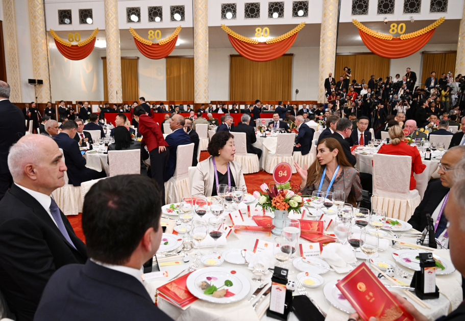 Prezident İlham Əliyev və Birinci xanım Mehriban Əliyeva Pekində keçirilən paradda iştirak edən nümayəndə heyətlərinin başçılarının və xanımlarının şərəfinə ziyafətdə iştirak ediblər (FOTO/VİDEO)