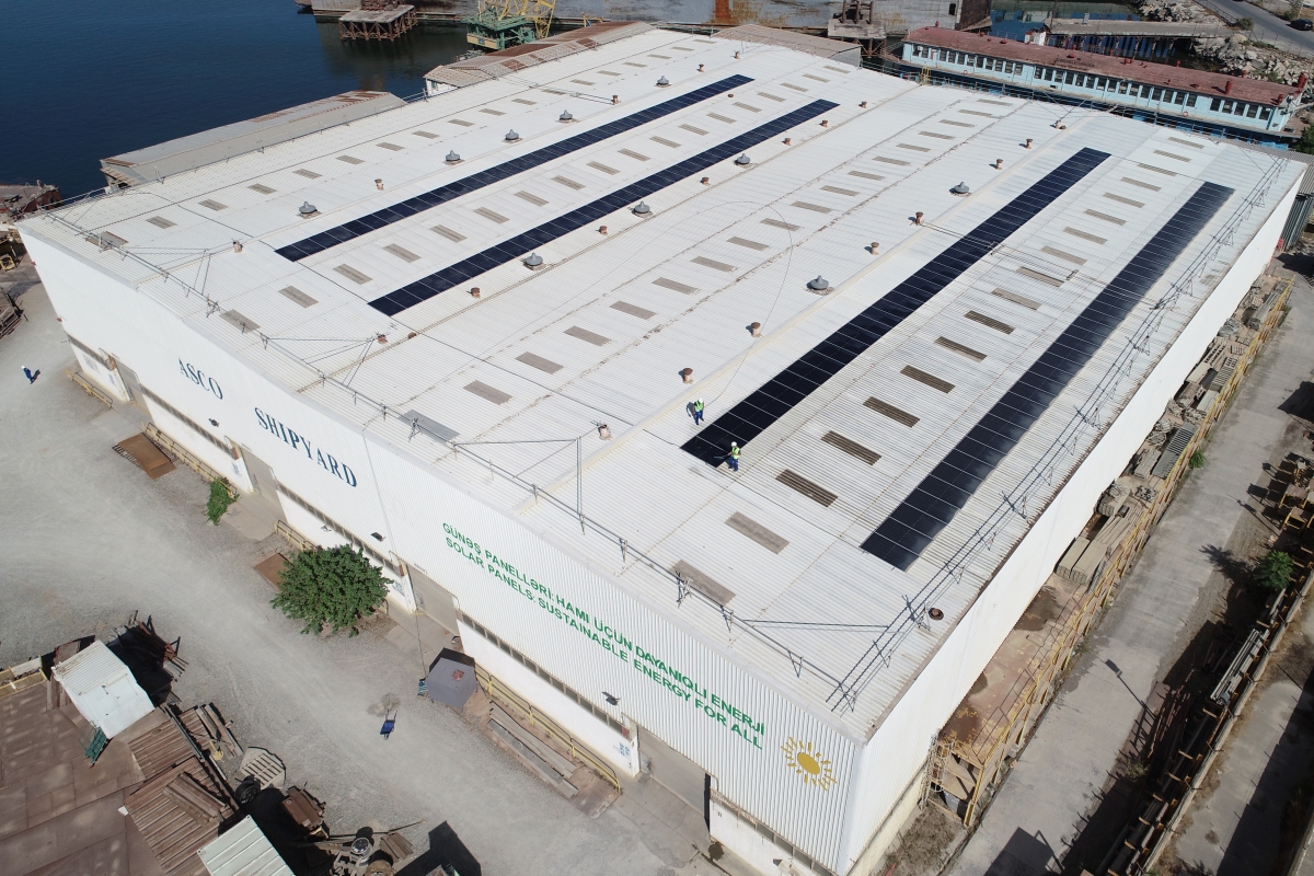 Gəmi təmiri zavodunda quraşdırılmış günəş panelləri vasitəsilə istehsal olunan enerjinin həcmi açıqlanıb (FOTO)