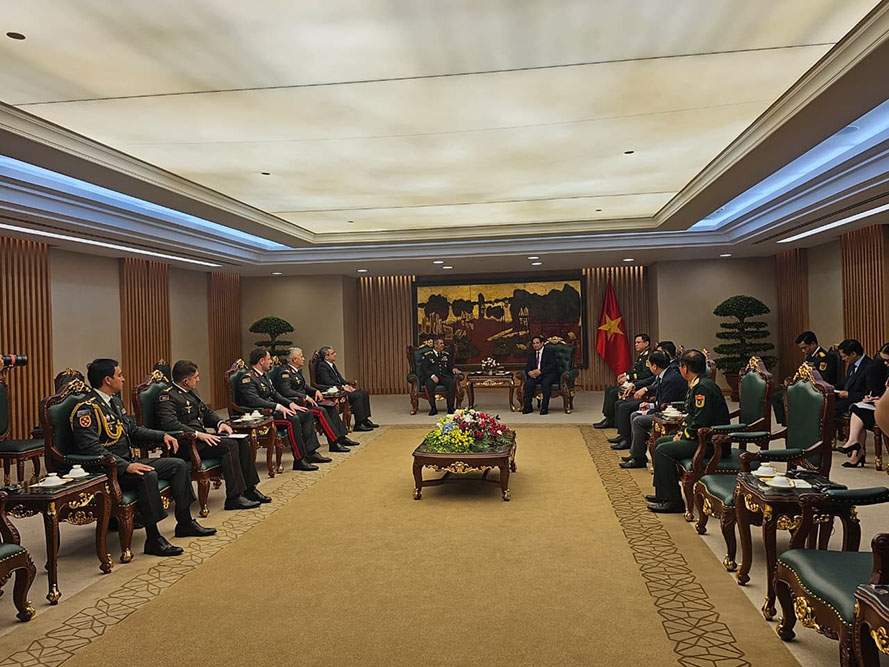 Azərbaycan müdafiə naziri Vyetnamın baş naziri və hərbi rəhbərliyi ilə görüşüb (FOTO)