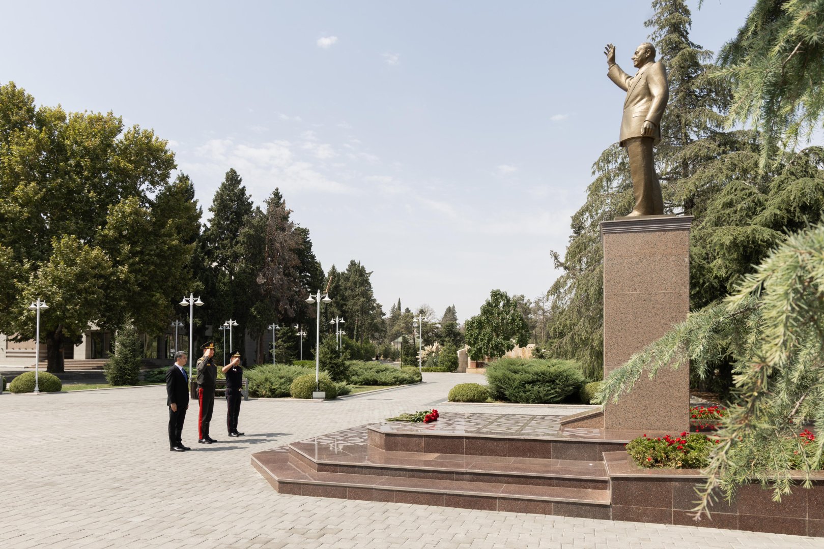 Vilayət Eyvazov Naftalanda vətəndaşların müraciətlərini dinlədi və sıra baxışı keçirdi (FOTO)