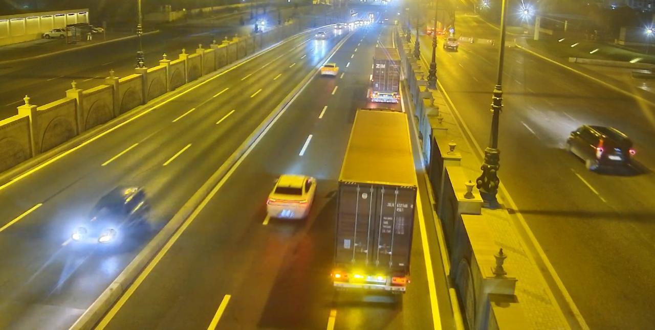 Köməkçi yola daxil olmaq istəyən yük avtomobili nəqliyyatın hərəkətini məhdudlaşdırdı (FOTO/VİDEO)