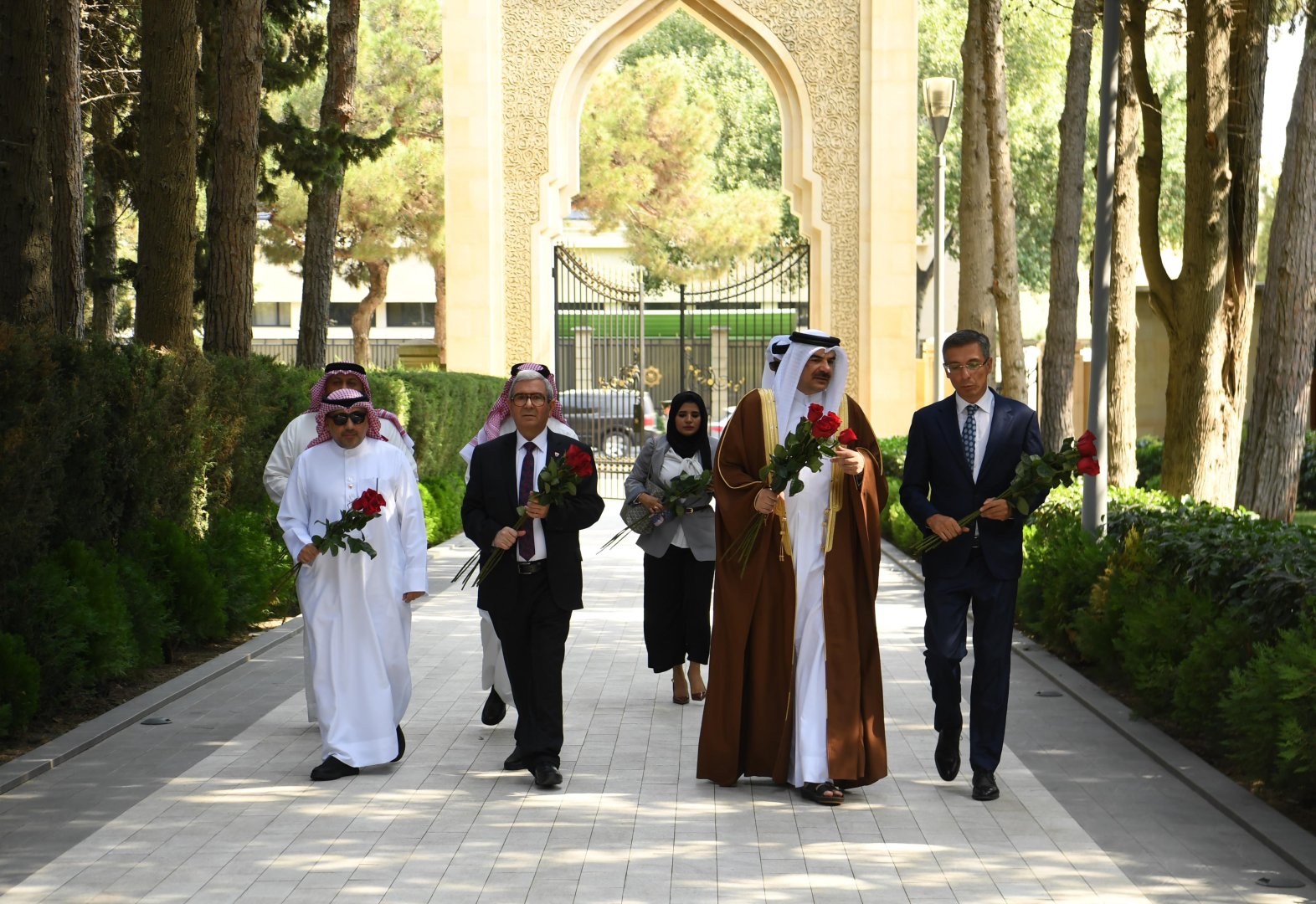 Bəhreyn Krallığı nümayəndələr şurasının üzvləri Ulu Öndərin məzarını və Şəhidlər xiyabanını ziyarət ediblər (FOTO)