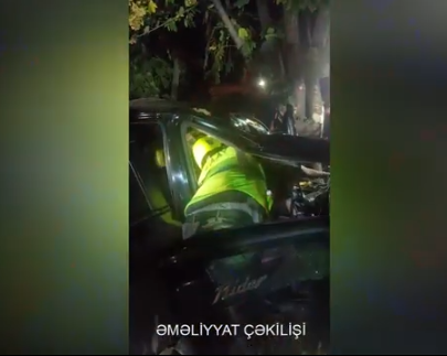 Tovuzda minik avtomobili ağaca çırpılıb, sürücü yaralanıb (VİDEO)