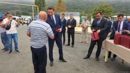 Vəngli kəndinə köçürülən ailələrə yaşayış evlərinin açarları təqdim edilib (FOTO) (YENİLƏNİB)