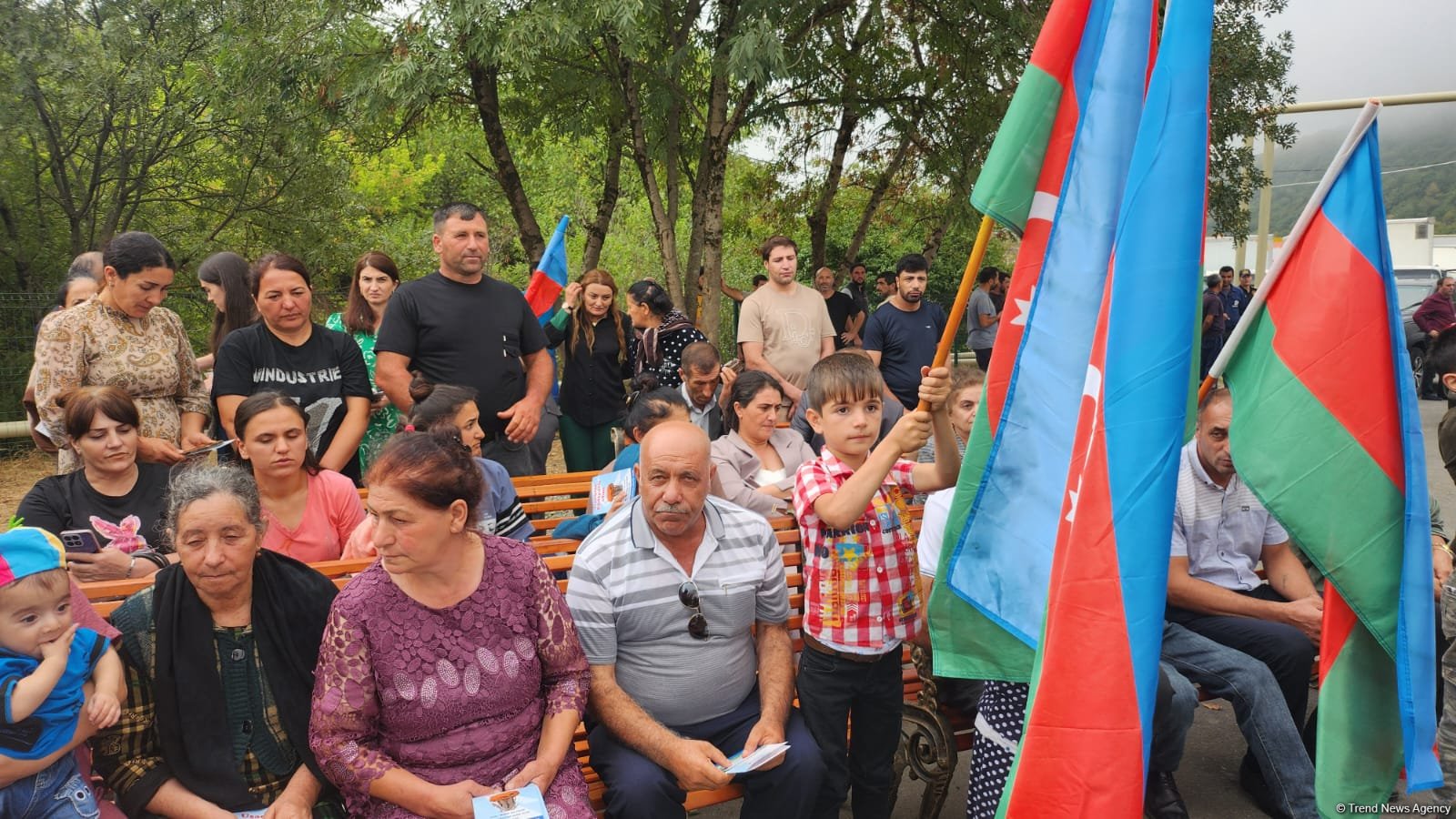 Vəngli kəndinə köçürülən ailələrə yaşayış evlərinin açarları təqdim edilib (FOTO) (YENİLƏNİB)