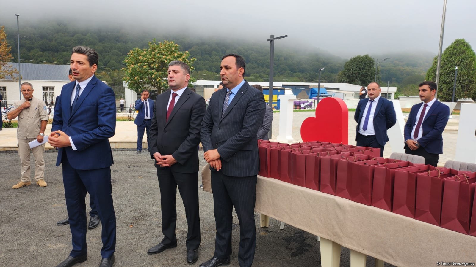 Vəngli kəndinə köçürülən ailələrə yaşayış evlərinin açarları təqdim edilib (FOTO) (YENİLƏNİB)