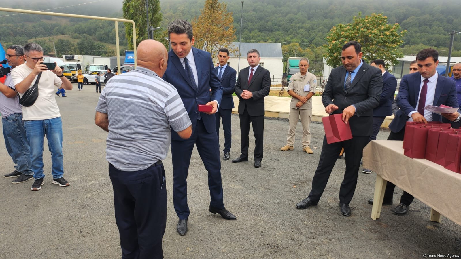 Vəngli kəndinə köçürülən ailələrə yaşayış evlərinin açarları təqdim edilib (FOTO) (YENİLƏNİB)
