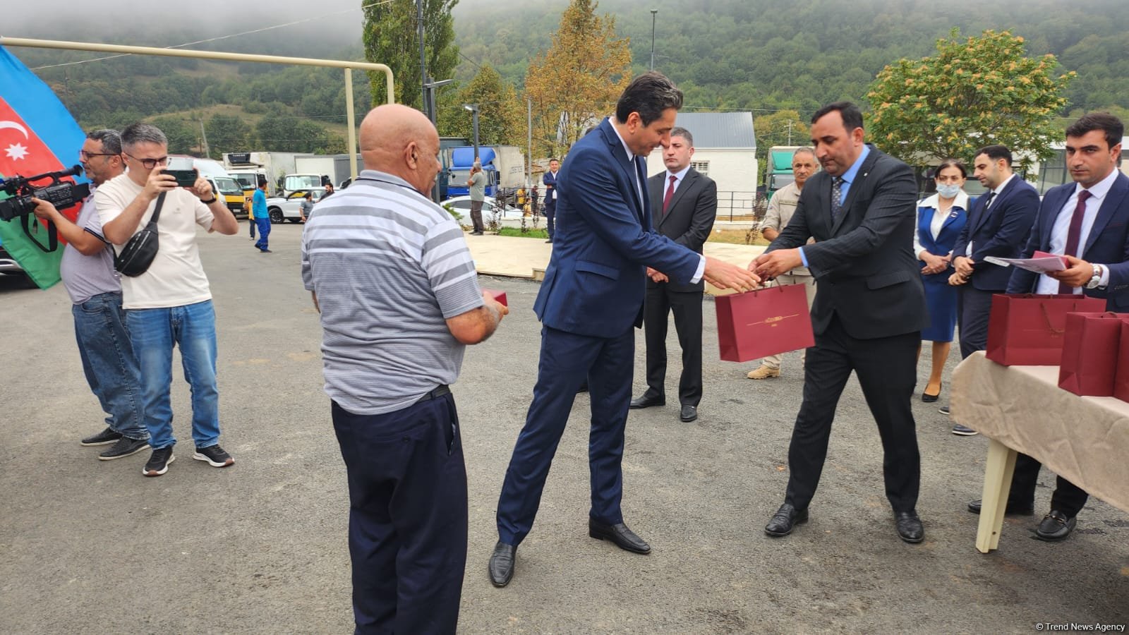 Vəngli kəndinə köçürülən ailələrə yaşayış evlərinin açarları təqdim edilib (FOTO) (YENİLƏNİB)