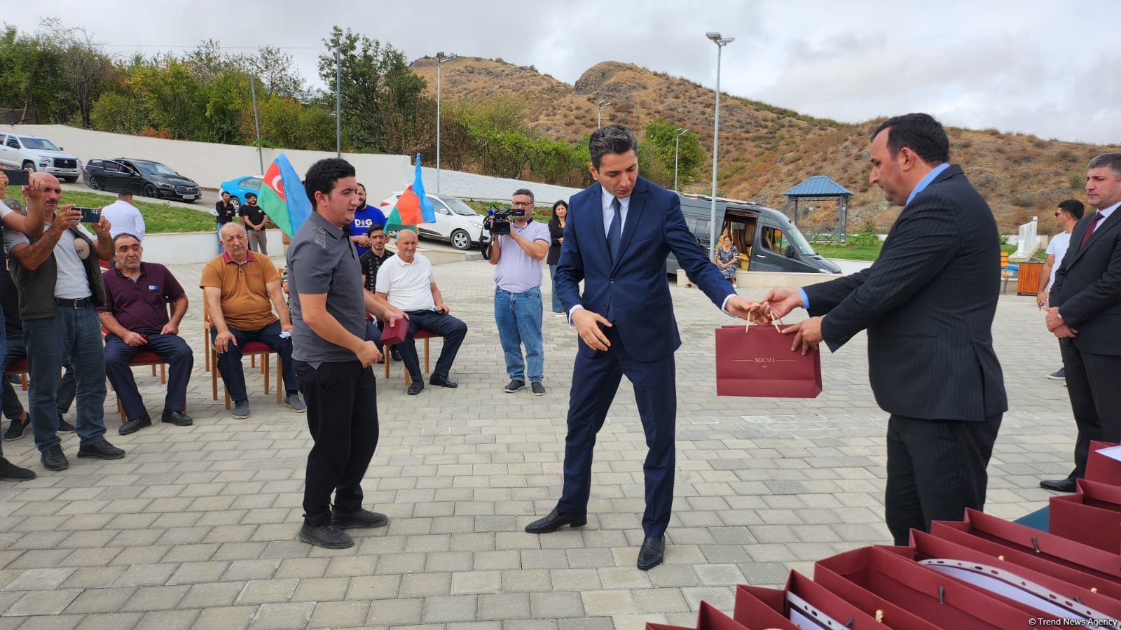 Xocalının Xanyurdu kəndinə çatan ailələrə evlərin açarları təqdim edilib (FOTO)(YENİLƏNİB)
