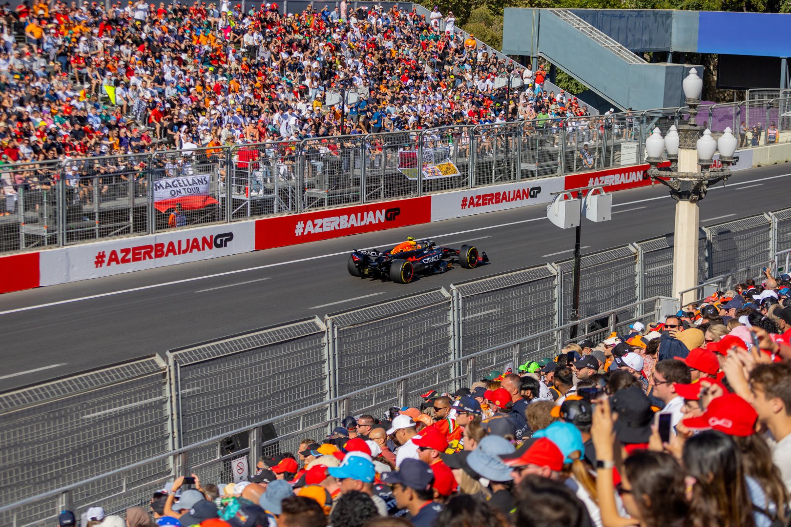 Bakıda “Formula 1” həyəcanı: 12 mindən çox turist, 20 min tribunalıq yer və minlərlə azərbaycanlının zəhməti (FOTO)