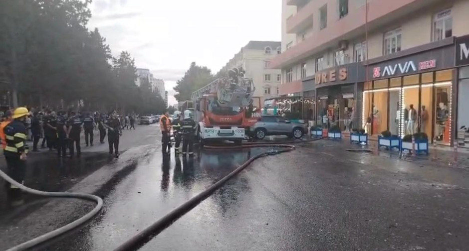 Xırdalanda çoxmərtəbəli yaşayış binasında yanğın baş verib, sakinlər təxliyə edilib (FOTO/VİDEO)
