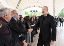 Prezident İlham Əliyev Qırmızı Bazar, Hadrut qəsəbələrinin və Sos kəndinin sakinləri ilə görüşüb (FOTO)