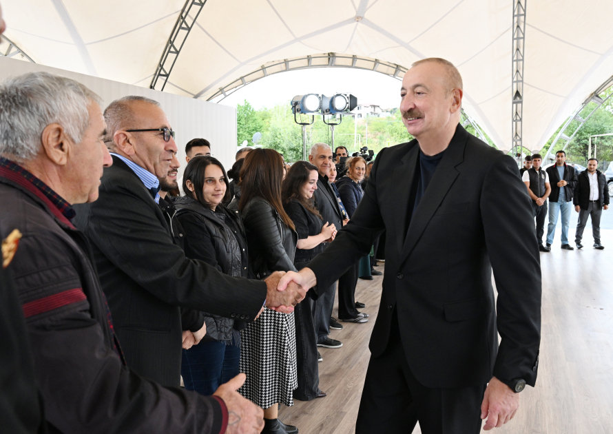 Prezident İlham Əliyev Qırmızı Bazar, Hadrut qəsəbələrinin və Sos kəndinin sakinləri ilə görüşüb (FOTO)