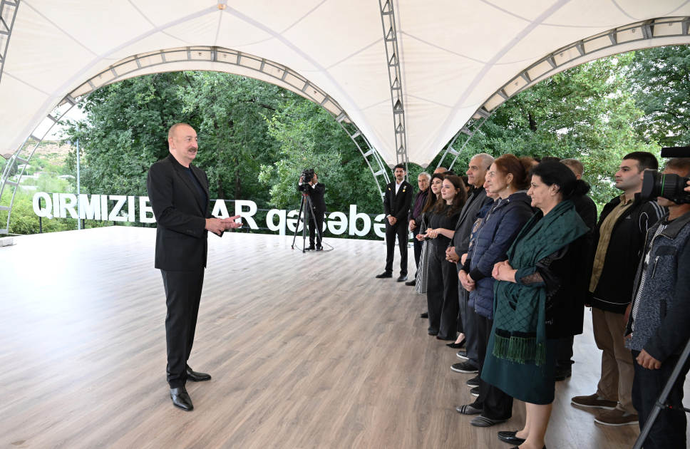 Prezident İlham Əliyev Qırmızı Bazar, Hadrut qəsəbələrinin və Sos kəndinin sakinləri ilə görüşüb (FOTO)