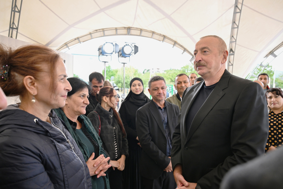 Prezident İlham Əliyev Qırmızı Bazar, Hadrut qəsəbələrinin və Sos kəndinin sakinləri ilə görüşüb (FOTO)