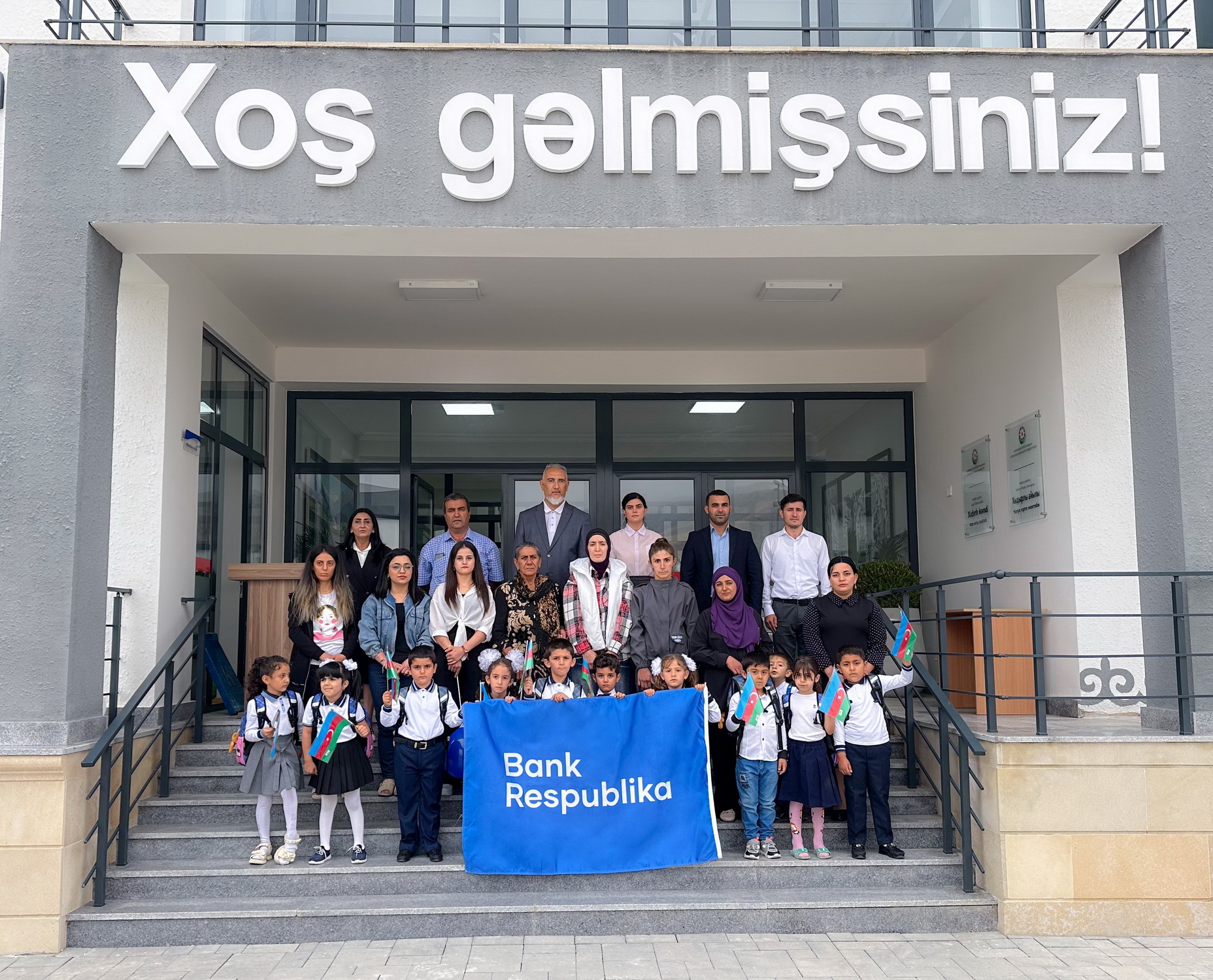 Bank Respublika Ağdamda ilk dəfə məktəbə gedəcək birinciləri sevindirdi (FOTO)