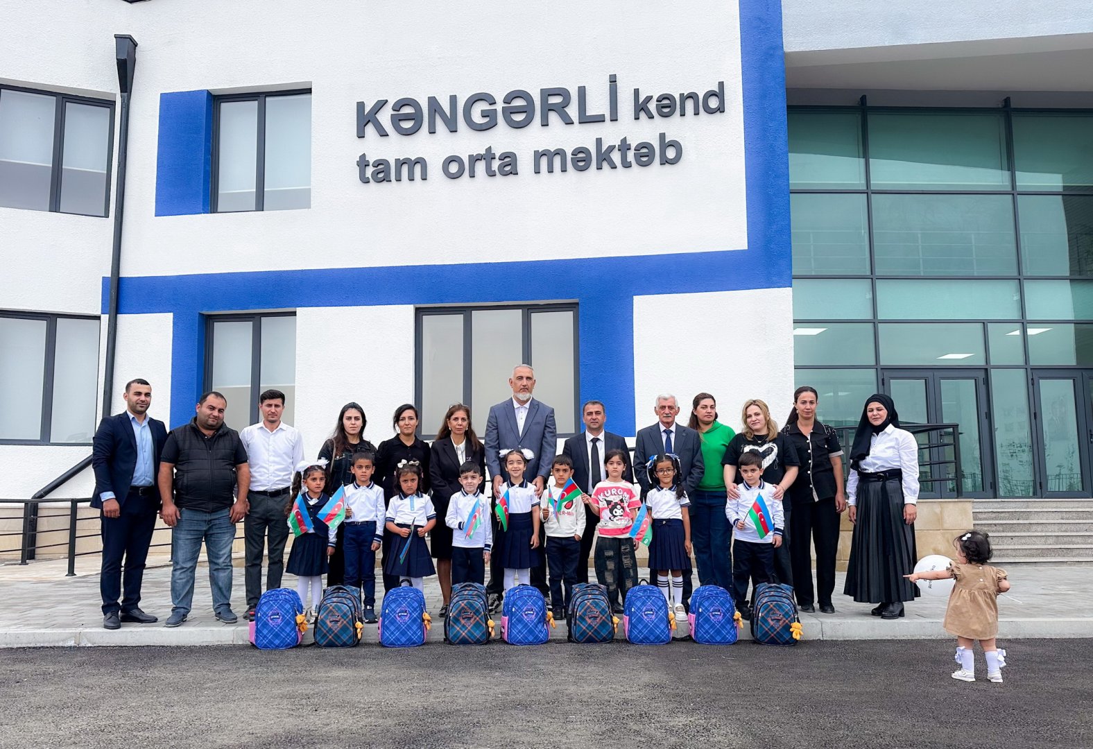 Bank Respublika Ağdamda ilk dəfə məktəbə gedəcək birinciləri sevindirdi (FOTO)