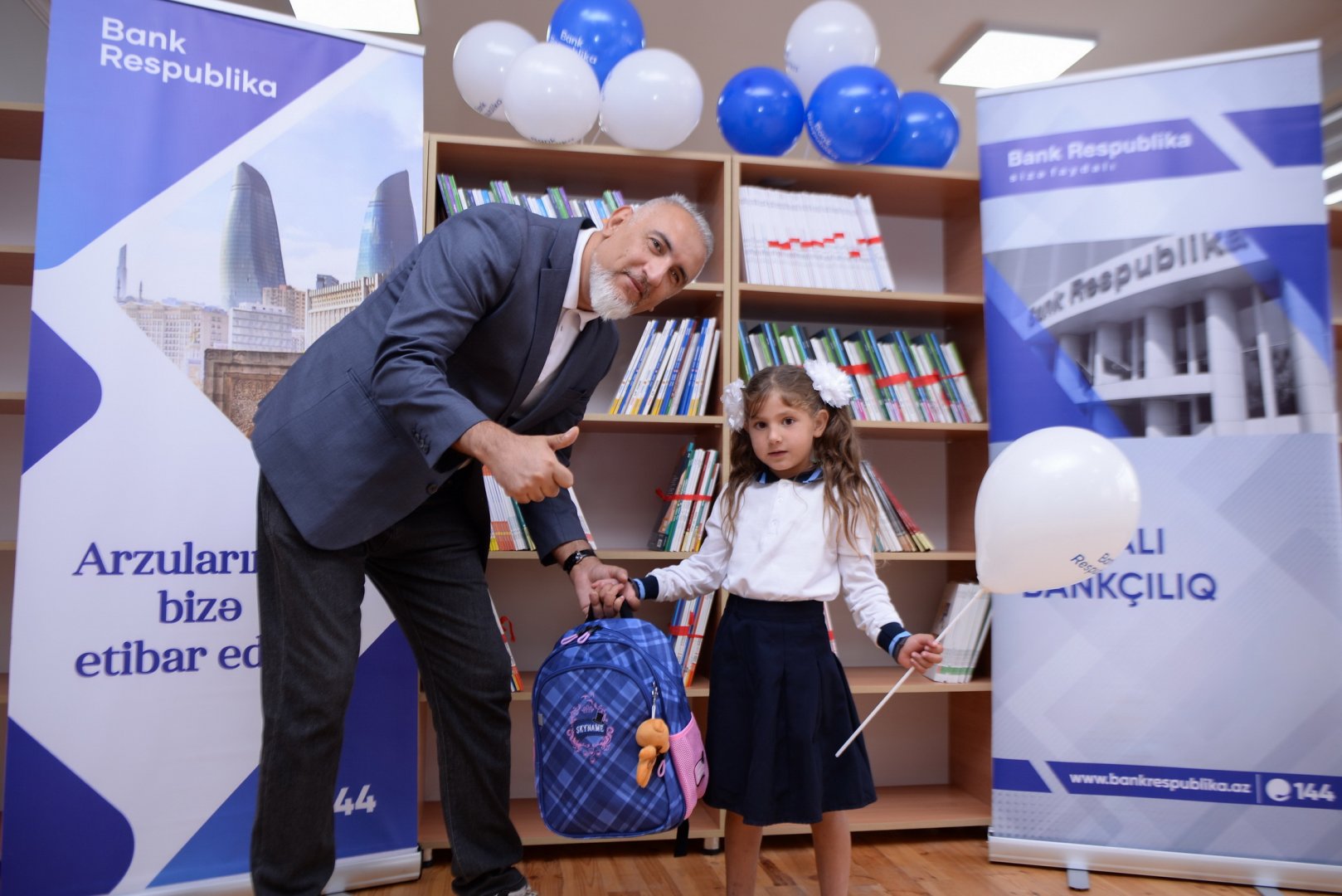 Bank Respublika Ağdamda ilk dəfə məktəbə gedəcək birinciləri sevindirdi (FOTO)