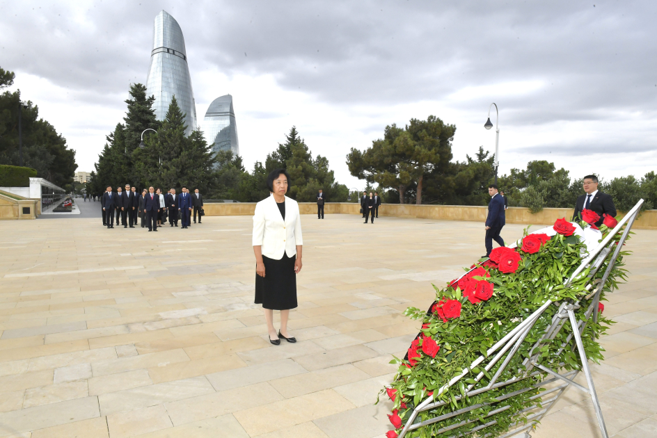 Çin nümayəndə heyəti Ulu Öndərin məzarını və Şəhidlər xiyabanını ziyarət edib (FOTO)