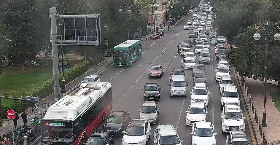 Sürücülərin NƏZƏRİNƏ: Paytaxtın bir sıra yollarında tıxac var - SİYAHI (FOTO)
