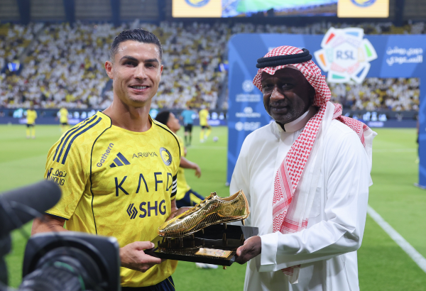 Ronaldoya “qızıl buts” təqdim olunub