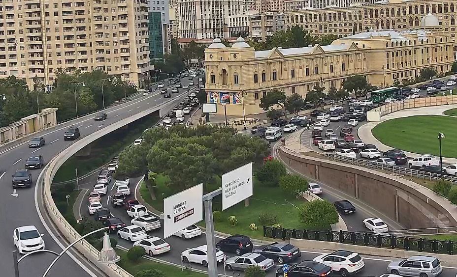 Sürücülərin NƏZƏRİNƏ: Bakıda bu yollarda sıxlıq var - SİYAHI (FOTO)