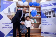 Bank Respublika Ağdamda ilk dəfə məktəbə gedəcək birinciləri sevindirdi (FOTO)