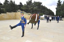 Çin nümayəndə heyəti Ulu Öndərin məzarını və Şəhidlər xiyabanını ziyarət edib (FOTO)