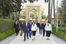 Çin nümayəndə heyəti Ulu Öndərin məzarını və Şəhidlər xiyabanını ziyarət edib (FOTO)