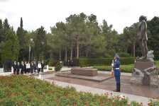 Çin nümayəndə heyəti Ulu Öndərin məzarını və Şəhidlər xiyabanını ziyarət edib (FOTO)