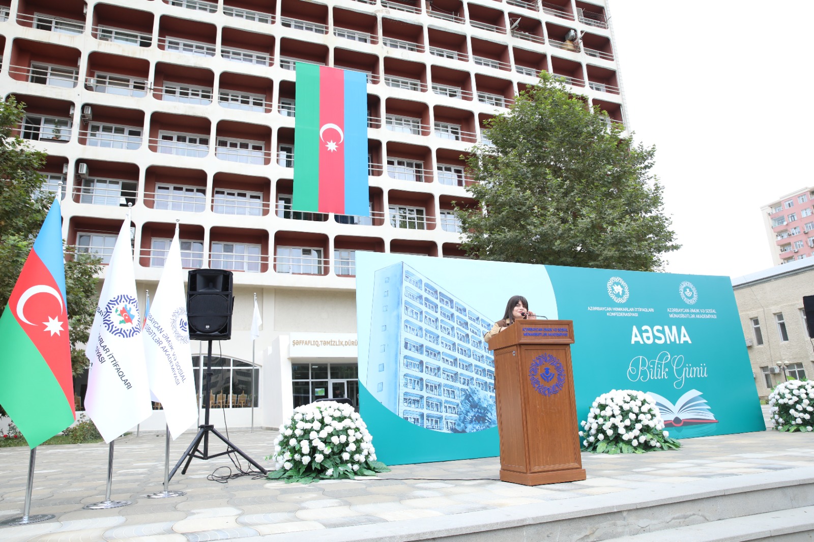Əmək və Sosial Münasibətlər Akademiyasında Bilik Günü münasibətilə tədbir keçirilib (FOTO)