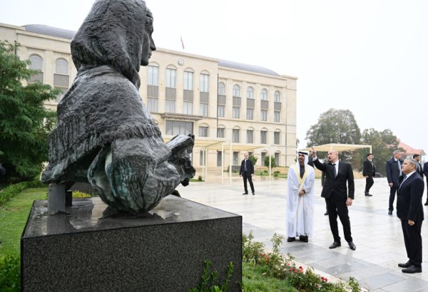 Azərbaycan və Birləşmiş Ərəb Əmirliklərinin Prezidentləri Şuşada Azərbaycanın tanınmış şəxsiyyətlərinin güllələnmiş heykəllərinə baxıblar (FOTO/VİDEO)