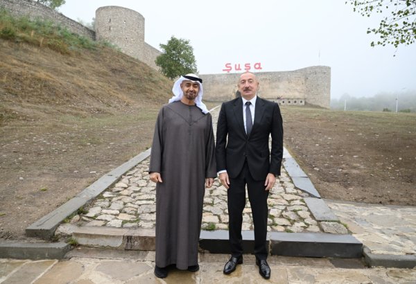 Azərbaycanın və Birləşmiş Ərəb Əmirliklərinin Prezidentləri Şuşa qalasının önündə foto çəkdiriblər (FOTO/VİDEO)