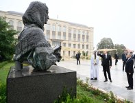 Azərbaycan və Birləşmiş Ərəb Əmirliklərinin Prezidentləri Şuşada Azərbaycanın tanınmış şəxsiyyətlərinin güllələnmiş heykəllərinə baxıblar (FOTO)