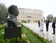 Azərbaycan və Birləşmiş Ərəb Əmirliklərinin Prezidentləri Şuşada Azərbaycanın tanınmış şəxsiyyətlərinin güllələnmiş heykəllərinə baxıblar (FOTO)