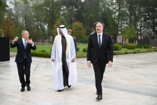 Azərbaycan və Birləşmiş Ərəb Əmirliklərinin Prezidentləri Şuşada Azərbaycanın tanınmış şəxsiyyətlərinin güllələnmiş heykəllərinə baxıblar (FOTO)