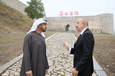Azərbaycanın və Birləşmiş Ərəb Əmirliklərinin Prezidentləri Şuşa qalasının önündə foto çəkdiriblər (FOTO)