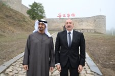 Azərbaycanın və Birləşmiş Ərəb Əmirliklərinin Prezidentləri Şuşa qalasının önündə foto çəkdiriblər (FOTO)