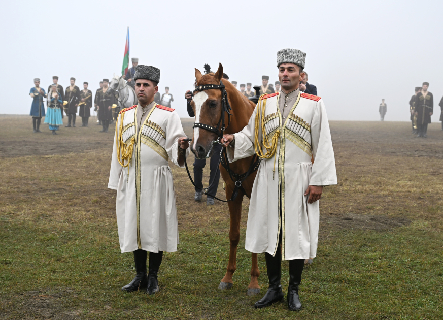 Prezidentlər İlham Əliyev və Şeyx Məhəmməd bin Zayed Al Nəhyan Cıdır düzündə Qarabağ atlarının şousunu izləyiblər (FOTO)