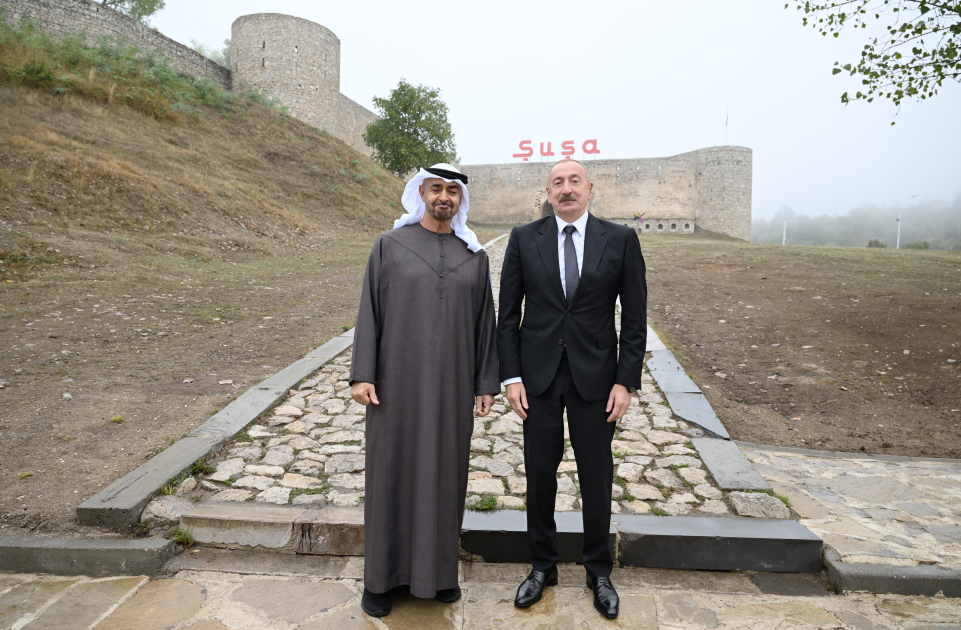 Azərbaycanın və Birləşmiş Ərəb Əmirliklərinin Prezidentləri Şuşa qalasının önündə foto çəkdiriblər (FOTO)