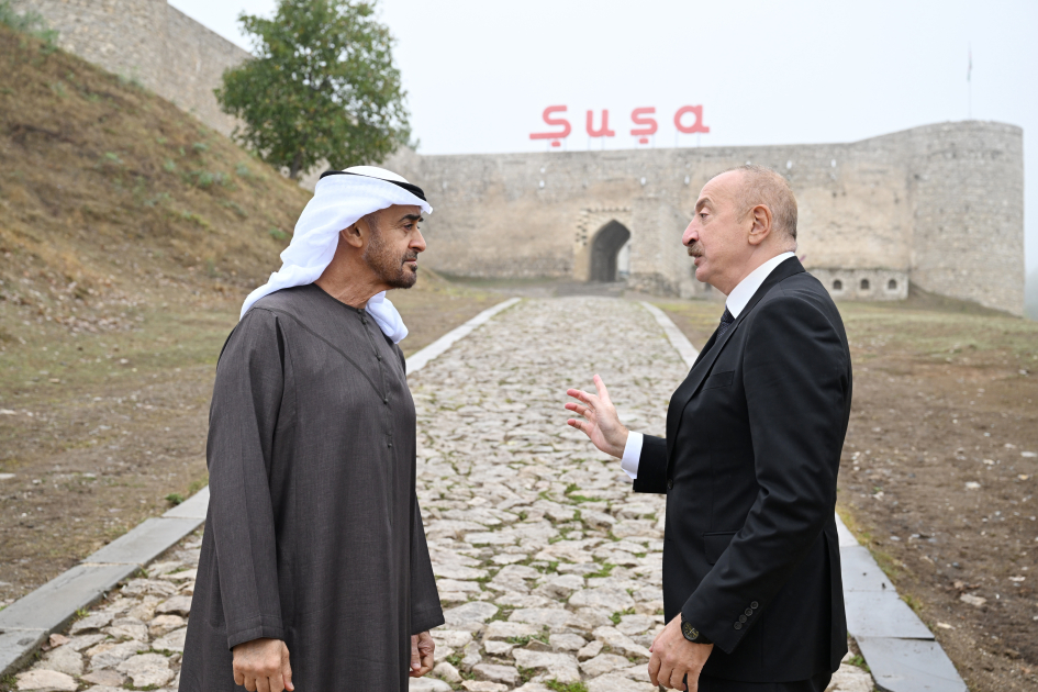 Azərbaycanın və Birləşmiş Ərəb Əmirliklərinin Prezidentləri Şuşa qalasının önündə foto çəkdiriblər (FOTO)